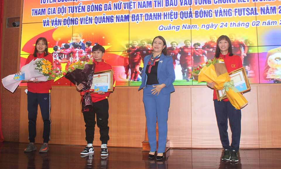 3 tuyển thủ của đội tuyển b&oacute;ng đ&aacute; nữ quốc gia Việt Nam được tỉnh Quảng Nam tặng bằng khen.