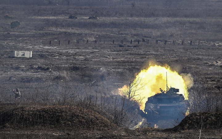 Xe tăng T-64 của qu&acirc;n đội Ukraine trong một cuộc diễn tập ở ngoại &ocirc; th&agrave;nh phố Rivne, miền bắc Ukraine, ng&agrave;y 16/2. Ảnh: AFP