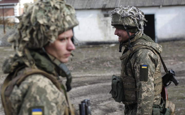Qu&acirc;n đội Ukraine ở khu vực tiền tuyến trong cuộc xung đột với lực lượng ly khai gần thị trấn Schastia, gần th&agrave;nh phố Lugansk, ng&agrave;y 23/2. Ảnh: AFP