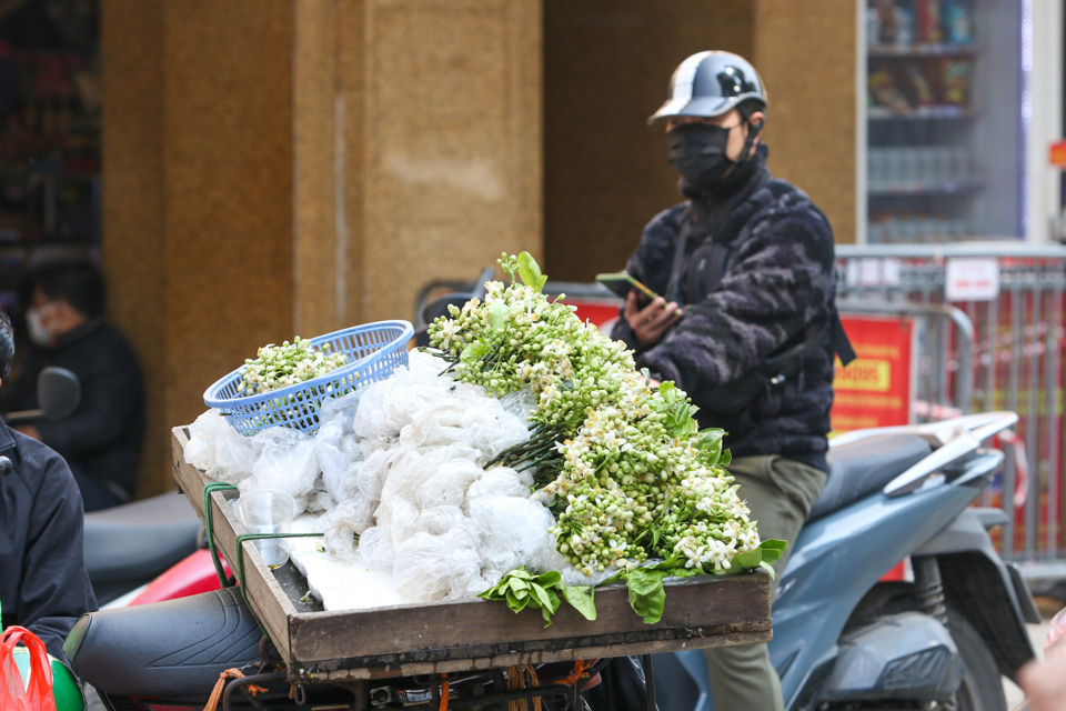 Những c&agrave;nh hoa bưởi tinh kh&ocirc;i t&ocirc; điểm phố phường H&agrave; Nội.
