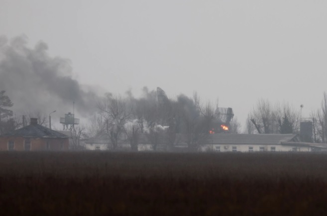 Kh&oacute;i được nh&igrave;n thấy bốc ra từ một cơ sở qu&acirc;n sự gần s&acirc;n bay ở TP&nbsp;Mariupol, tỉnh Donetsk, Ukraine. Ảnh: Reuters