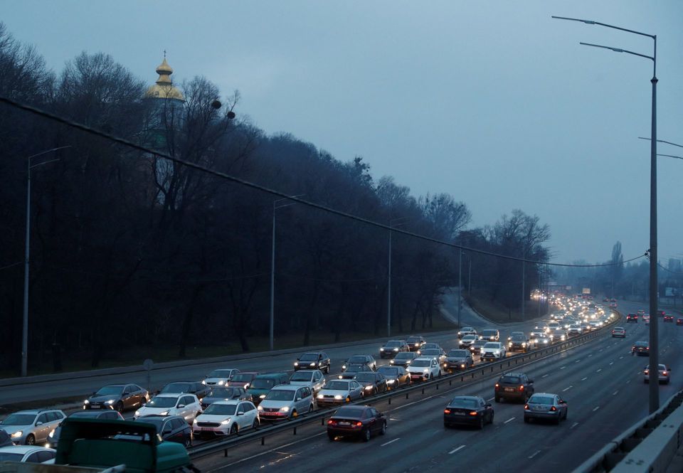 Đo&agrave;n xe nối đu&ocirc;i nhau rời khỏi th&agrave;nh phố Kiev ng&agrave;y 24/2. Ảnh: Reuters