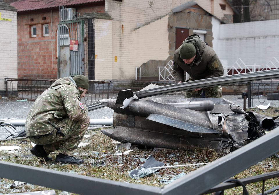 Cảnh s&aacute;t kiểm tra phần c&ograve;n lại của một t&ecirc;n lửa rơi tr&ecirc;n đường phố Kyiv. Ảnh: Reuters