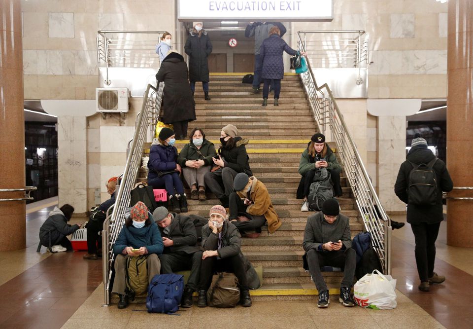 Mọi người tr&uacute; ẩn trong một ga t&agrave;u điện ngầm ở Kyiv ng&agrave;y 24/2. Ảnh: Reuters