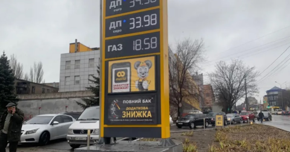 Xếp h&agrave;ng ở một trạm xăng tại TP Mariupol, ph&iacute;a đ&ocirc;ng Ukraine. Ảnh: Al Jazeera