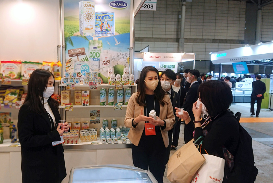 Tại Nhật Bản, Vinamilk tập trung giới thiệu về c&aacute;c sản phẩm sữa hạt, sữa dừa đặc v&agrave; nước giải kh&aacute;t.