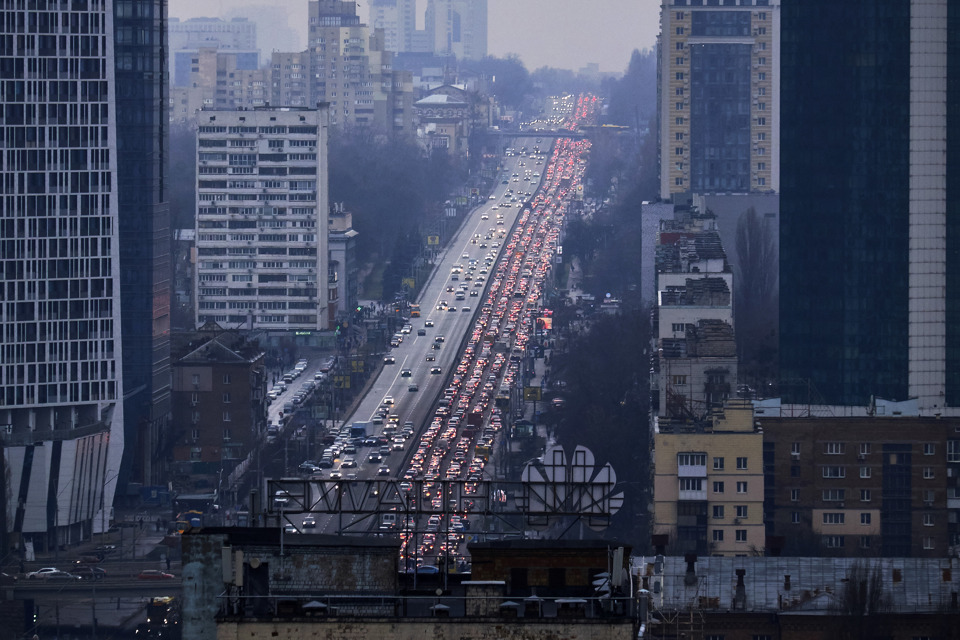 Xe cộ rời thủ đ&ocirc; Kiev s&aacute;ng 24/2, sau tuy&ecirc;n bố khởi động hoạt động qu&acirc;n sự tại Ukraine của Tổng thống Nga Vladimir Putin. Ảnh: Getty
