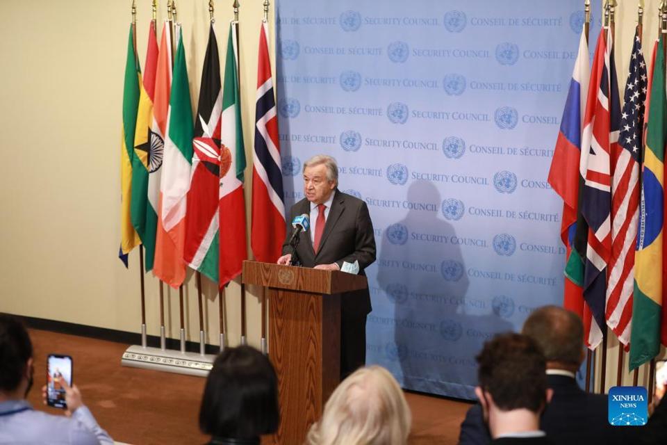 Tổng thư k&yacute; Li&ecirc;n hợp quốc Antonio Guterres ph&aacute;t biểu với b&aacute;o ch&iacute; tại trụ sở Li&ecirc;n hợp quốc ở New York, v&agrave;o ng&agrave;y 24 th&aacute;ng 2 năm 2022. Ảnh: Xinhua