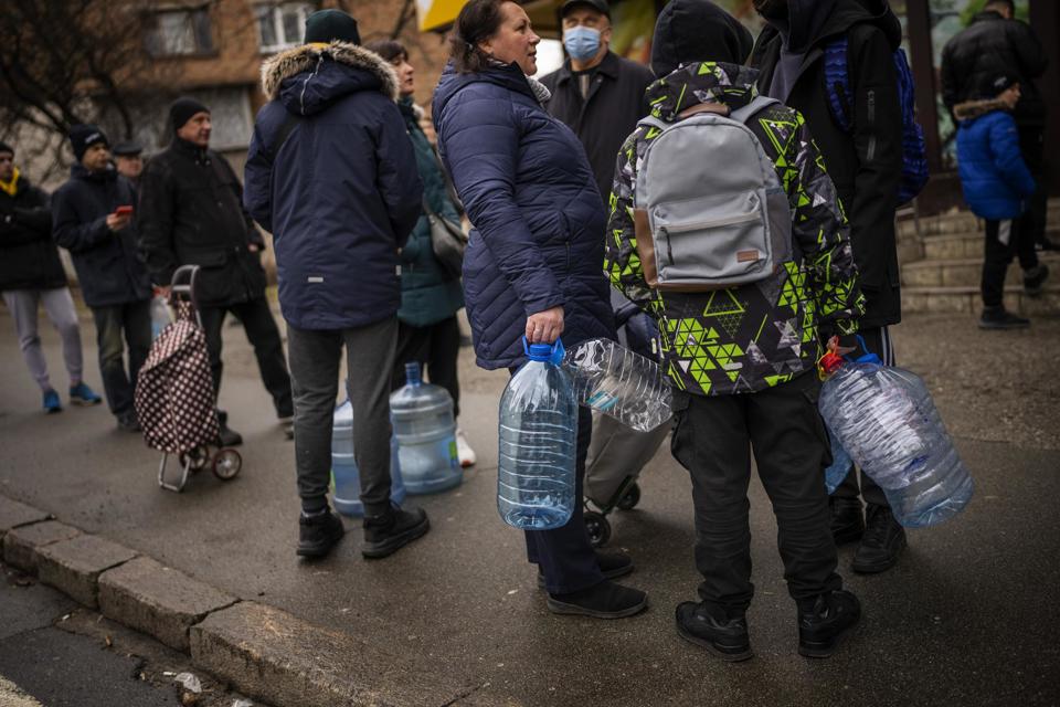 Người d&acirc;n địa phương chờ mua nước uống tại cửa h&agrave;ng ở Kiev.