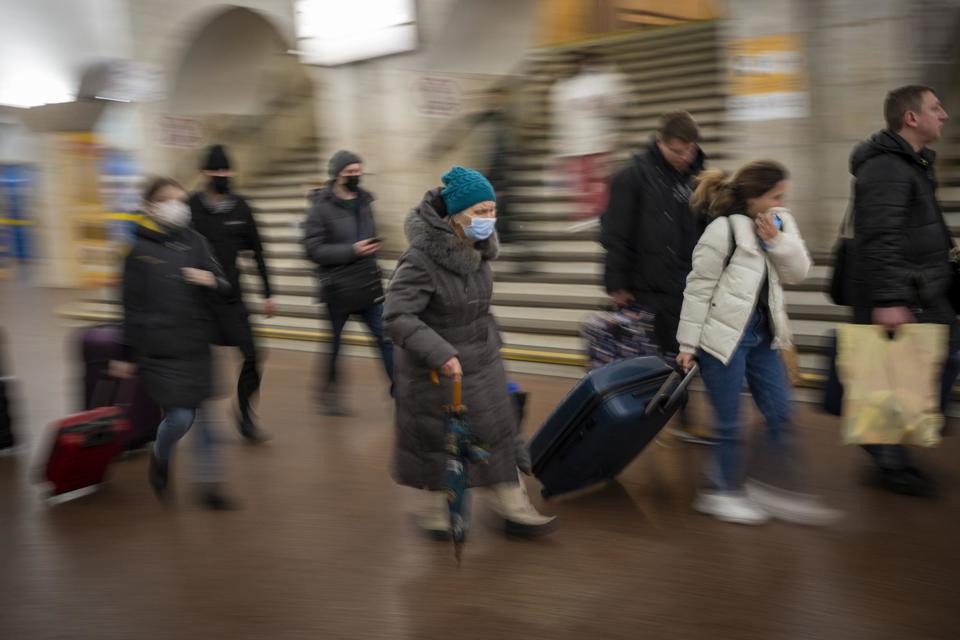 Người d&acirc;n đi bộ dưới ga t&agrave;u điện ngầm khi chuẩn bị rời Kiev.