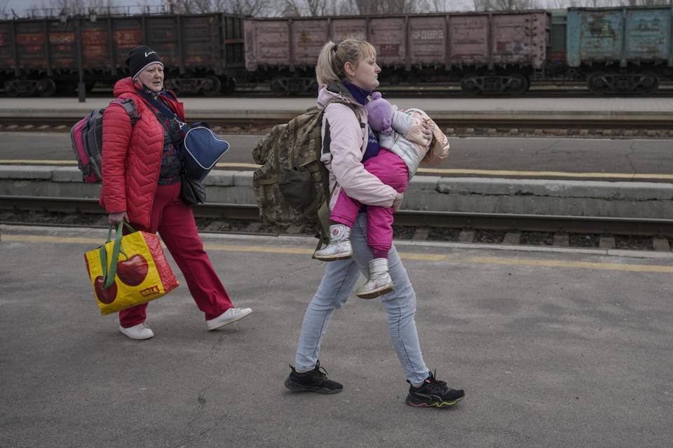 Một người phụ nữ mang theo con chuẩn bị l&ecirc;n t&agrave;u rời Kostiantynivka đến Kiev.