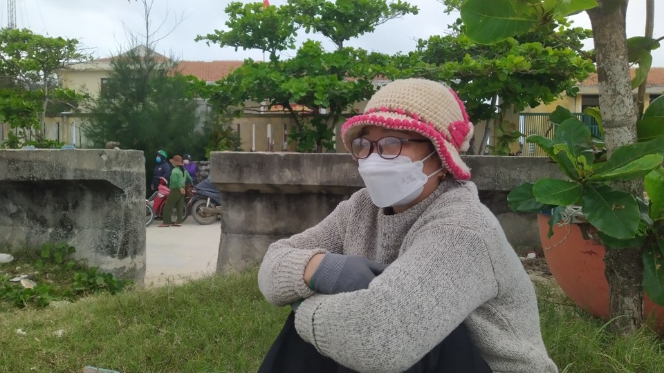 B&agrave; Nguyễn Thị Lan ngồi đợi tin con.