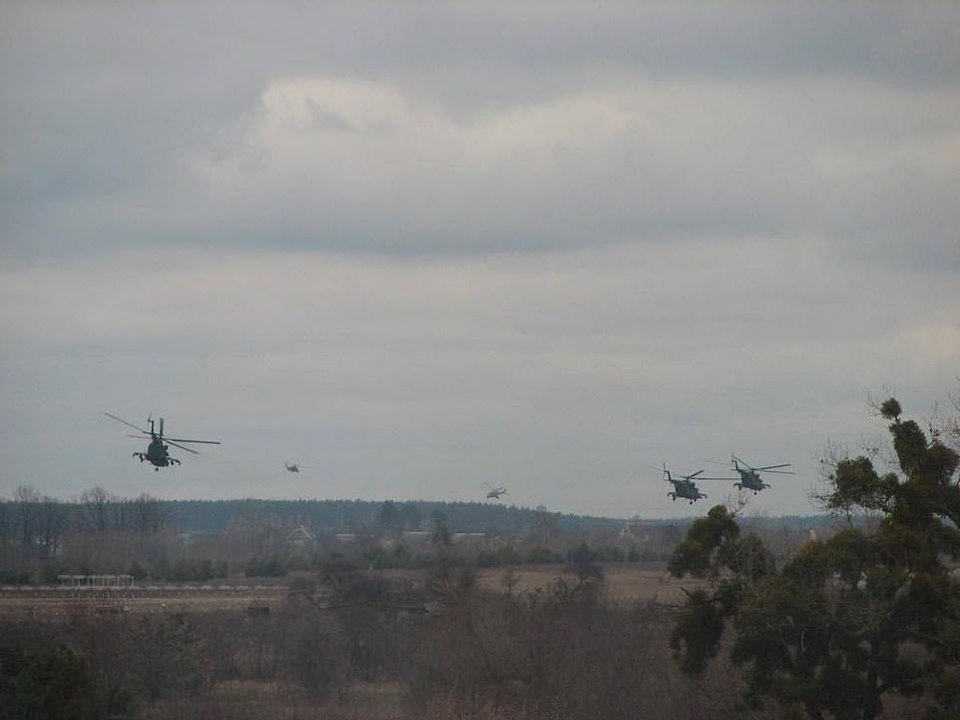 H&igrave;nh ảnh m&aacute;y bay trực thăng của Nga bay qua v&ugrave;ng Kiev của Ukraine. Nguồn: Dailymail