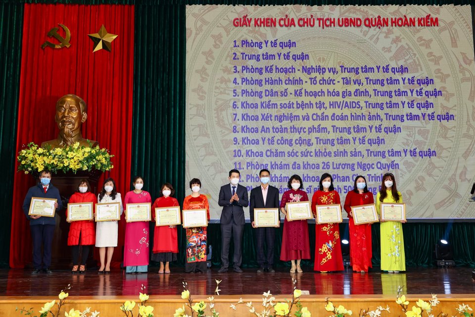 Chủ tịch UBND quận Hoàn Kiếm Phạm Tuấn Long  trao Giấy khen của UBND quận cho các tập thể cố thành tích xuất sắc