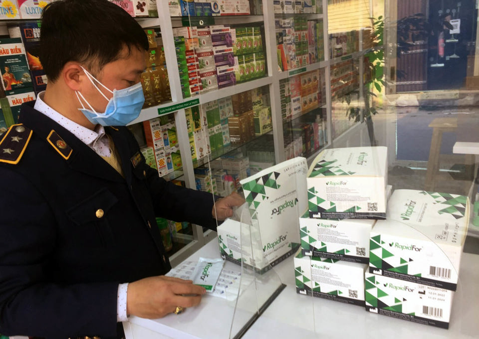 QLTT H&agrave; Nội kiểm tra nh&agrave; thuốc Big Family Pharmacy tại số 88 đường Ph&uacute; Cường (quận H&agrave; Đ&ocirc;ng) ng&agrave;y 25/2