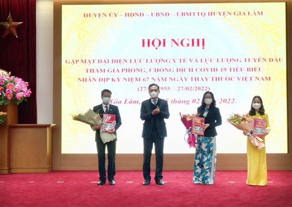 B&iacute; thư Huyện ủy Gia L&acirc;m L&ecirc; Anh Qu&acirc;n tặng hoa cho lực lượng y tế, chống dịch