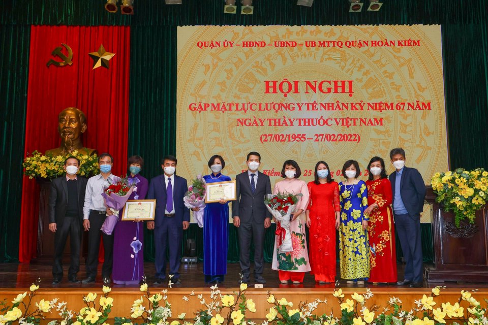 Các đại biểu và lãnh đạo quận Hoàn Kiếm chụp ảnh lưu niệm
