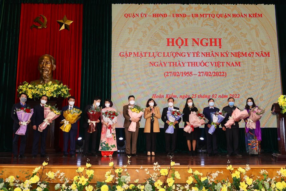 Phó Chủ tịch Thường trực HĐND quận Hoàn Kiếm Nguyễn Thị Phương Chung  tặng hoa chúc mừng các y, bác sỹ, chuyên gia y tế