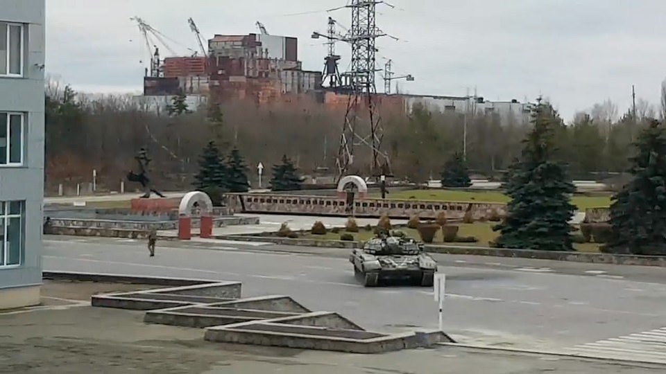 H&igrave;nh ảnh một chiếc xe tăng T-72 của Nga b&ecirc;n ngo&agrave;i l&ograve; phản ứng ch&iacute;nh ở Chernobyl. Nguồn: Dailymail