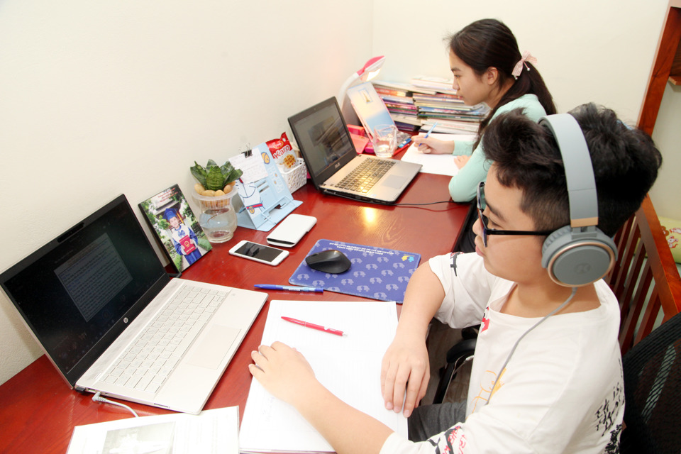 Học sinh quận Hai Bà Trưng trong giờ học trực tuyến tại nhà trong thời gian dịch Covid-19 bùng phát. Ảnh Phạm Hùng (1)