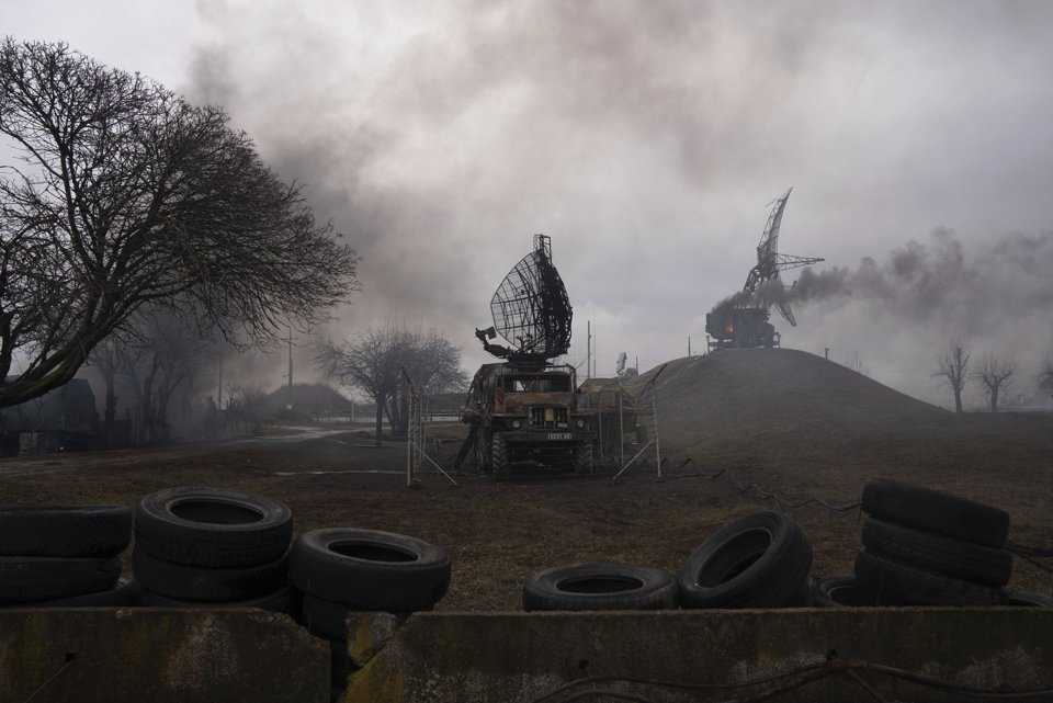 Khói bốc lên từ căn cứ không quân Ukraine sau cuộc không kích ở Mariupol ngày 24-2. Ảnh AP.