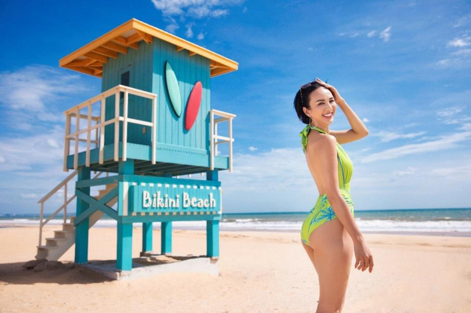 B&atilde;i biển Miami Bikini Beach thuộc NovaWorld Phan Thiet l&agrave; điểm check in được y&ecirc;u th&iacute;ch của du kh&aacute;ch v&agrave; người d&acirc;n địa phương.