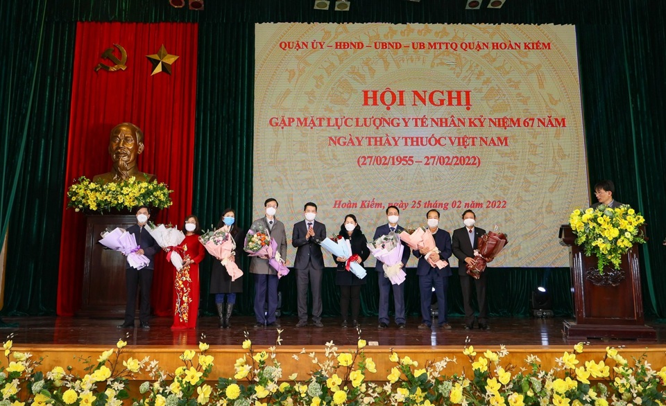 Chủ tịch UBND quận Ho&agrave;n Kiếm Phạm Tuấn Long tặng hoa ch&uacute;c mừng c&aacute;c y, b&aacute;c sỹ, chuy&ecirc;n gia y tế