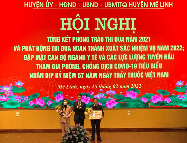 Đồng ch&iacute; Nguyễn C&ocirc;ng Bằng - Trưởng Ban thi đua khen thưởng Th&agrave;nh phố H&agrave; Nội tặng bằng khen của Ch&iacute;nh phủ cho c&aacute;c tập thể, c&aacute; nh&acirc;n