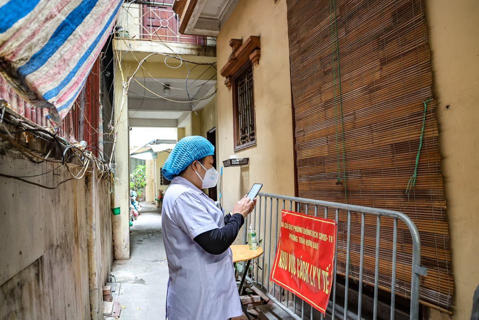 Nhân viên y tế phường đã xây đắp bức tường thành chống dịch vững chắc - Ảnh 1