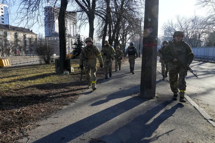 Binh sĩ Ukraine tuần tra tr&ecirc;n đường phố Kiev. Ảnh: AP