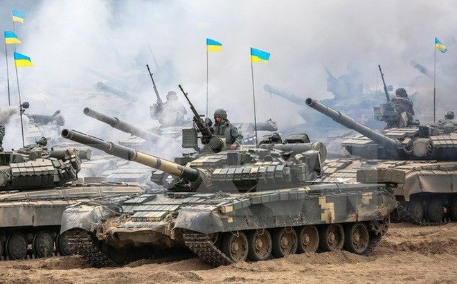 Qu&acirc;n đội Ukraine trong một cuộc tập trận. Ảnh: Reuters