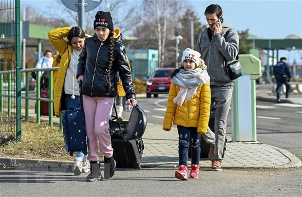 Người d&acirc;n Ukraine vượt bi&ecirc;n sang Hungary để l&aacute;nh nạn, ng&agrave;y 25/2/2022. Ảnh: AFP/TTXVN