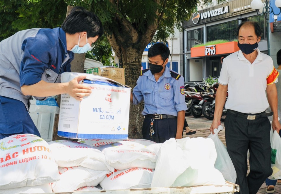 Người d&acirc;n phường Nh&acirc;n Ch&iacute;nh (quận Thanh Xu&acirc;n) hỗ trợ thực phẩm cho c&aacute;c gia đ&igrave;nh gặp kh&oacute; khăn do dịch bệnh