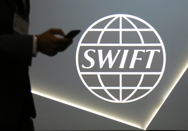 Các nước đồng minh phương Tây gạt ngân hàng Nga ra khỏi mạng thanh toán SWIFT - Ảnh 1