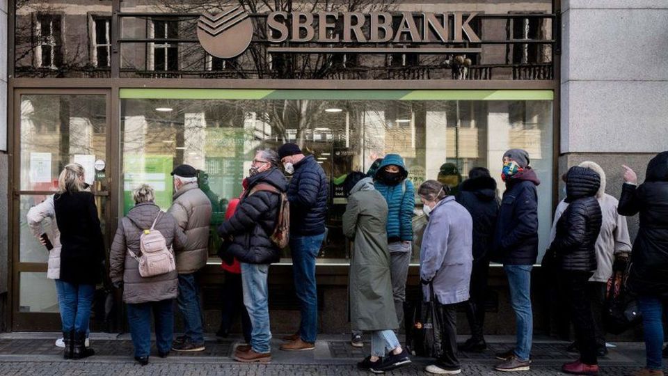 Người d&acirc;n Nga đứng chờ r&uacute;t tiền trước một chi nh&aacute;nh của ng&acirc;n h&agrave;ng Sberbank. Ảnh: BBC