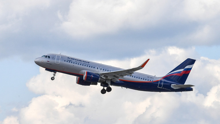 M&aacute;y bay Aeroflot Airbus A320 của Nga khởi h&agrave;nh từ s&acirc;n bay Sheremetyevo, h&ocirc;m 13/6/2018. Ảnh: AFP&nbsp;