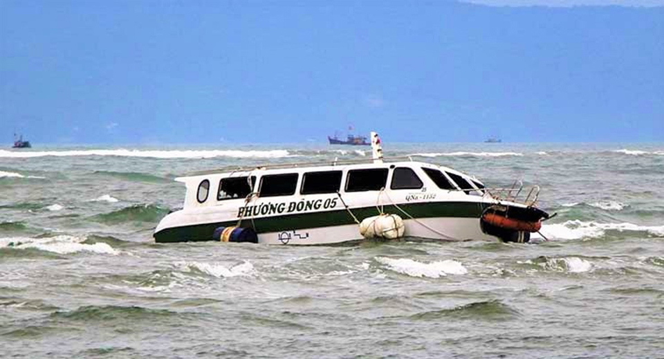 Chiếc ca n&ocirc; gặp nạn tại biển Cửa Đại.