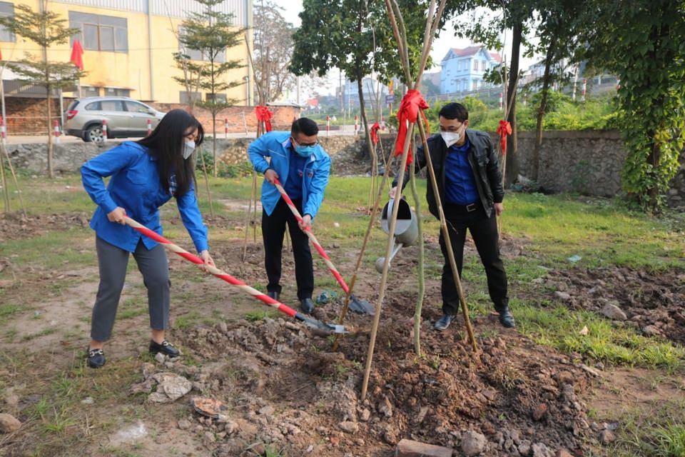 Thanh ni&ecirc;n Ho&agrave;ng Mai xung k&iacute;ch, đi đầu. Ảnh: HMTN