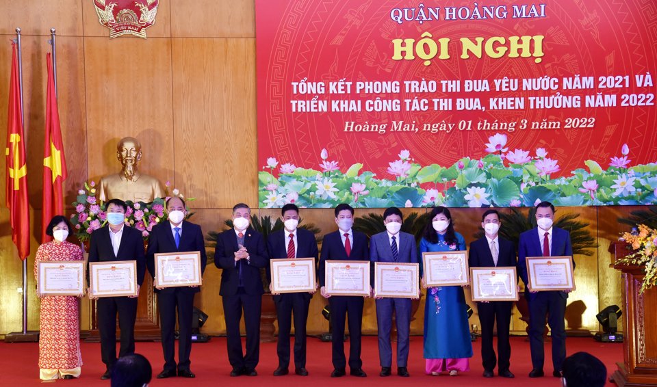 Khen thưởng c&aacute;c c&aacute; nh&acirc;n, tập thể c&oacute; nhiều th&agrave;nh t&iacute;ch trong phong tr&agrave;o y&ecirc;u nước 2021. Ảnh:AT