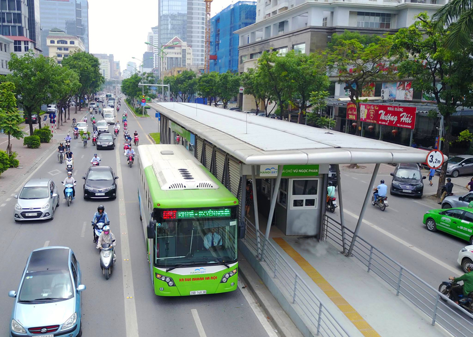 Buýt nhanh BRT hoạt động trên đường Láng Hạ, Hà Nội. Ảnh Phạm Hùng