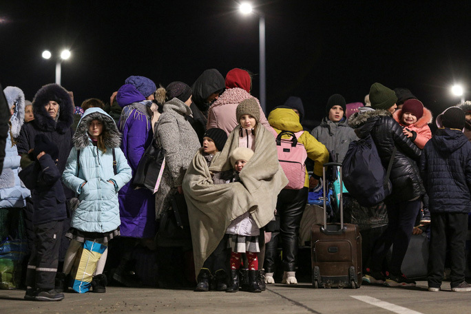 Hình ảnh phụ nữ, trẻ em, người cao tuổi cùng nỗi lo lắng được ghi lại tại Ukraine (Ảnh: REUTERS)