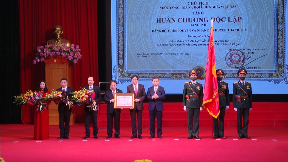 Phó Chủ tịch UBND TP Hà Nội Hà Minh Hải trao Huân chương Độc lập Hạng Nhì cho tập thể Đảng bộ, chính quyền và Nhân dân huyện Thanh Trì. Ảnh Chiến Công