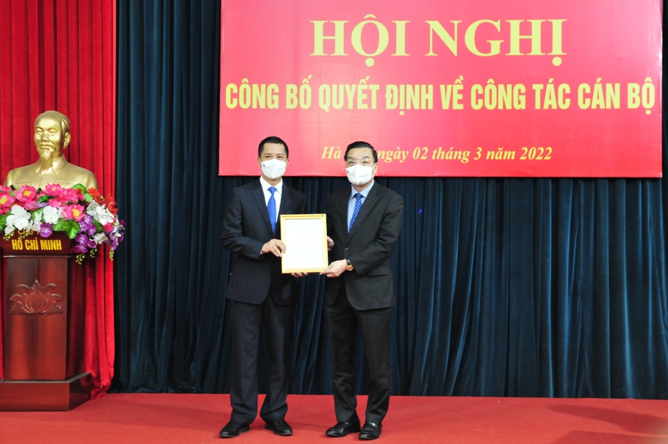 Chủ tịch UBND th&agrave;nh phố Chu Ngọc Anh trao quyết định cho đồng ch&iacute; Nguyễn Kim Khi&ecirc;m