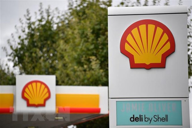 Biển b&aacute;o Tập đo&agrave;n năng lượng Shell tại một trạm xăng ở London, Anh. Ảnh: AFP/TTXVN