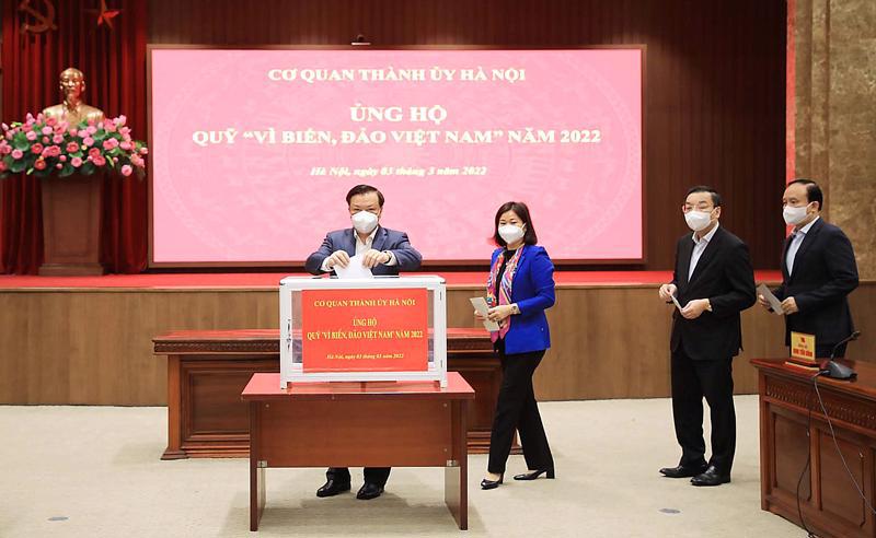 Các đồng chí lãnh đạo thành phố Hà Nội đóng góp ủng hộ chương trình. Anh Viet Thanh