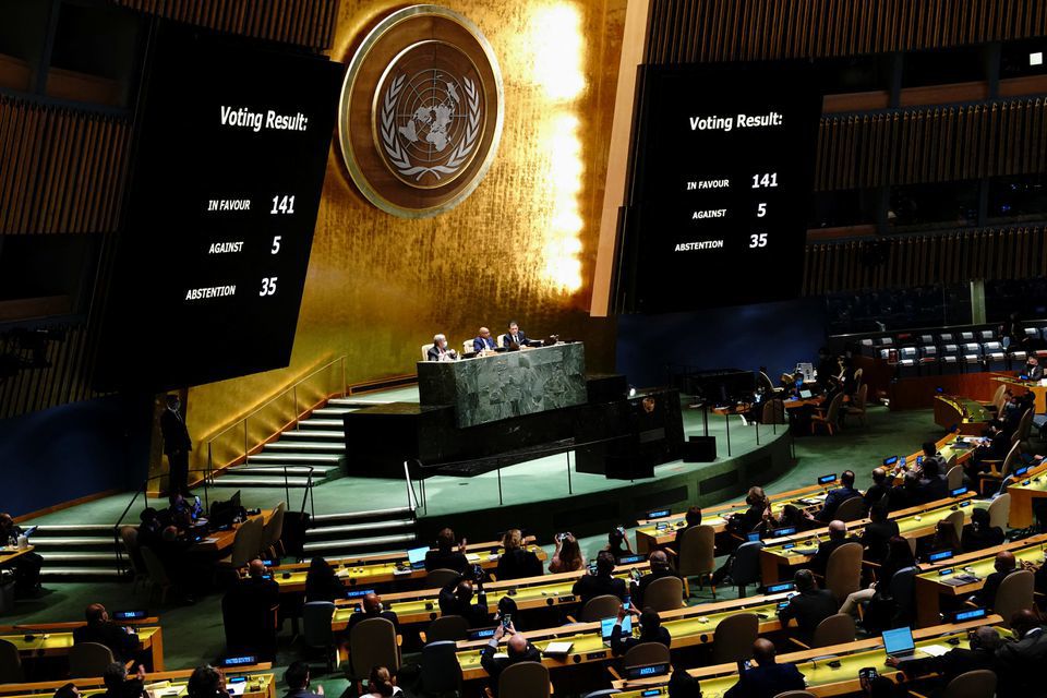Trong phi&ecirc;n họp bất thường của Đại hội đồng, 141 trong số 193 quốc gia th&agrave;nh vi&ecirc;n đ&atilde; bỏ phiếu ủng hộ nghị quyết n&agrave;y. Ảnh: Reuters