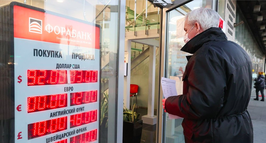 Người dân chờ rút tiền tại một ngân hàng ở Nga. Ảnh Tass