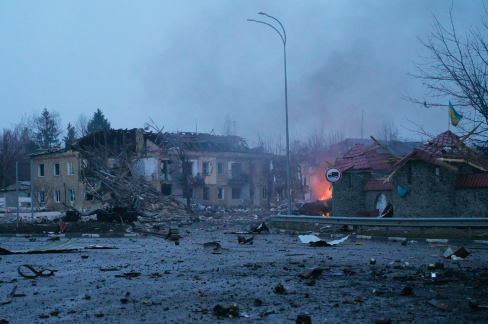 Khung cảnh tan hoang sau một trận n&atilde; ph&aacute;o ở Borodyanka, gần Kiev. Ảnh: Reuters