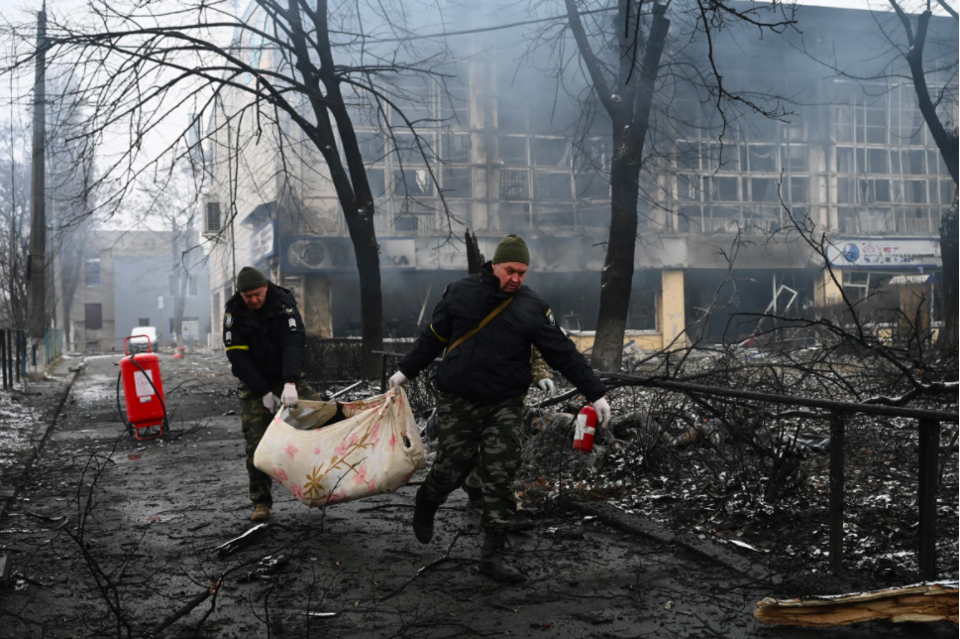 Cảnh s&aacute;t di dời thi thể một người d&acirc;n thiệt mạng sau trận kh&ocirc;ng k&iacute;ch ph&aacute; huỷ đ&agrave;i truyền h&igrave;nh Kiev. Ảnh: AFP