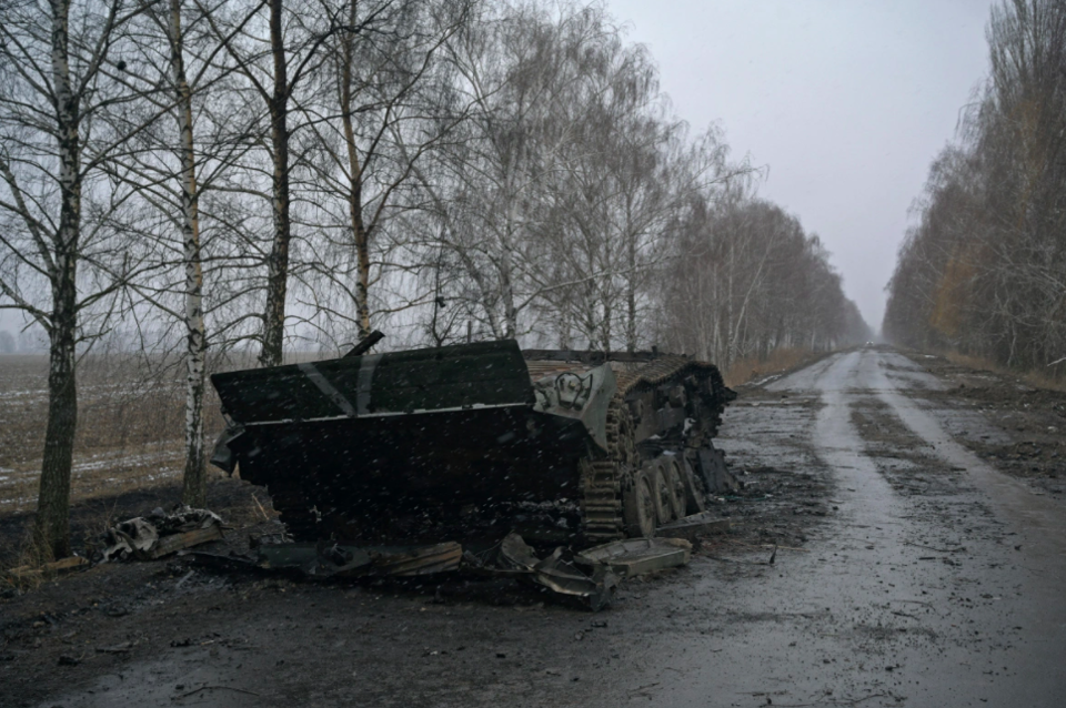 Xe qu&acirc;n sự bị ph&aacute; huỷ tr&ecirc;n đường phố thị trấn Motyzhyn, thuộc v&ugrave;ng thủ đ&ocirc; Kiev. Ảnh: Reuters